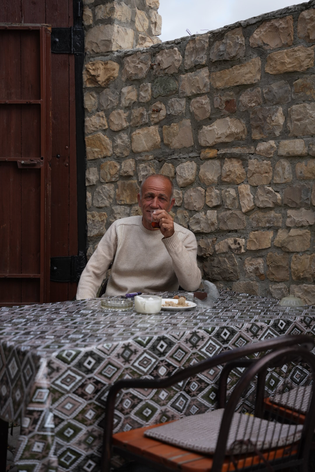 Gastfreundlicher Cafe Besitzter in Baskal 