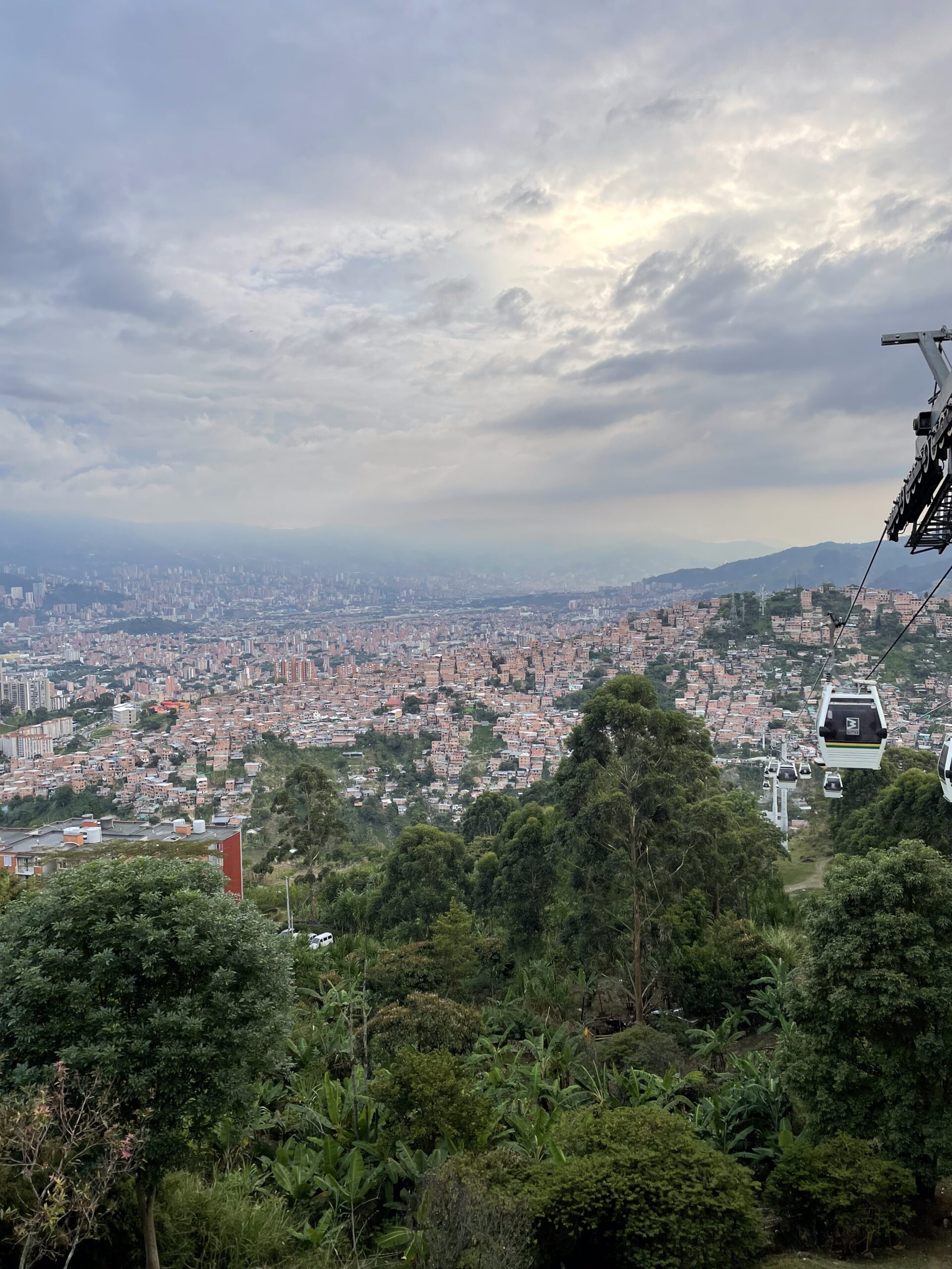 Gondel Aussicht auf Medellín bei Tag