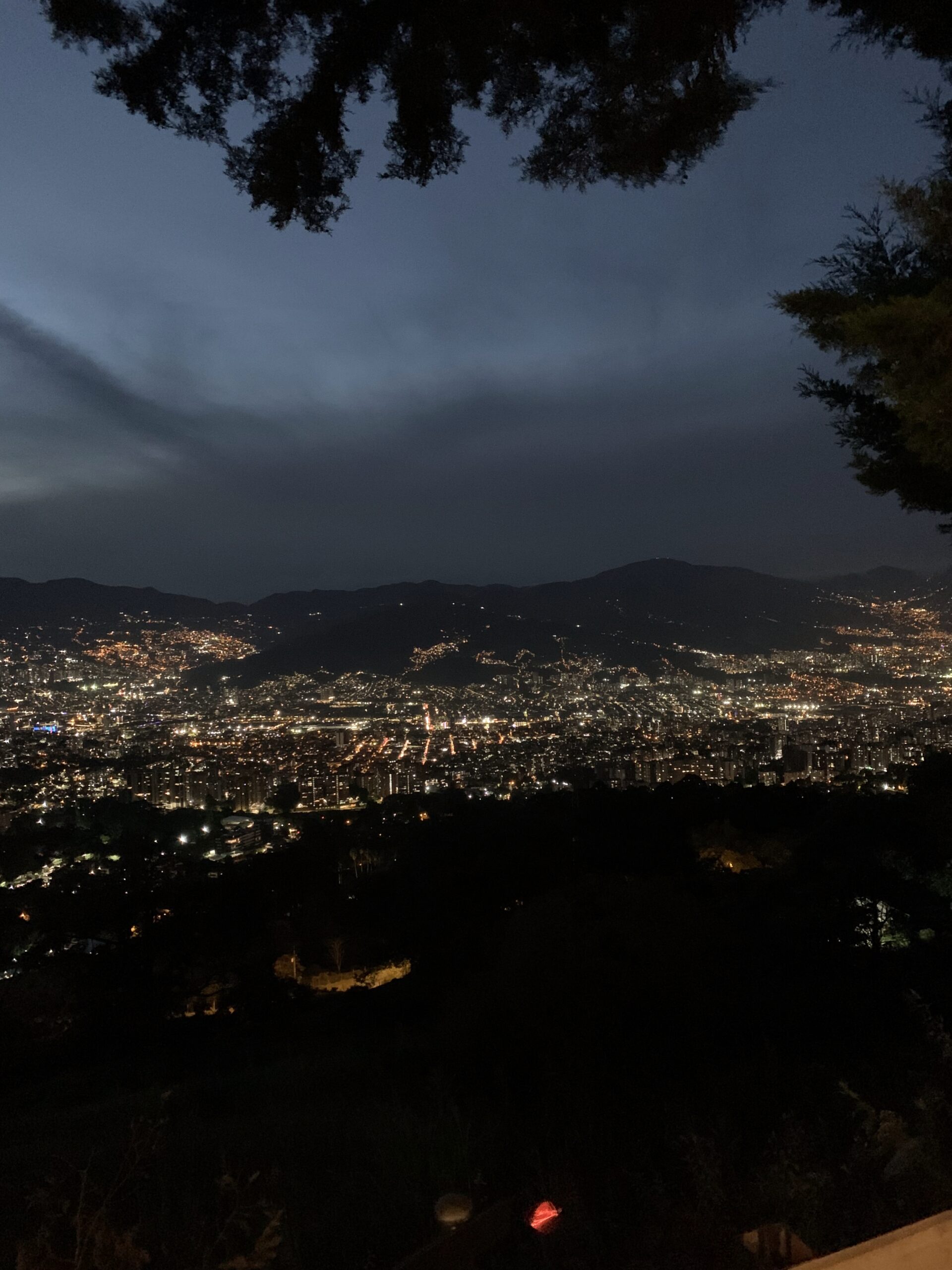 Aussicht auf Medellín bei Nacht